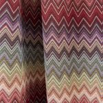 Acquista il Tessuto Gobelin Multicolore ZigZag chevron rosso su Deco Italian Design. Perfetto per tende, cuscini e rivestimenti di alta qualità.