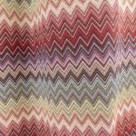 Acquista il Tessuto Gobelin Multicolore ZigZag chevron rosso su Deco Italian Design. Perfetto per tende, cuscini e rivestimenti di alta qualità.