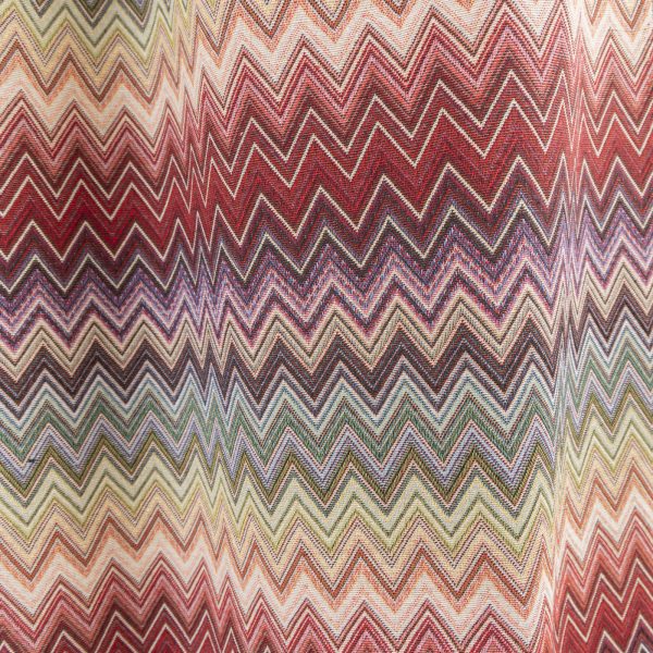 Acquista il Tessuto Gobelin Multicolore ZigZag chevron rosso su Deco Italian Design. Perfetto per tende, cuscini e rivestimenti di alta qualità.