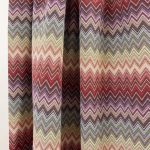 Acquista il Tessuto Gobelin Multicolore ZigZag chevron rosso su Deco Italian Design. Perfetto per tende, cuscini e rivestimenti di alta qualità.