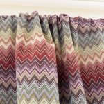 Acquista il Tessuto Gobelin Multicolore ZigZag chevron rosso su Deco Italian Design. Perfetto per tende, cuscini e rivestimenti di alta qualità.