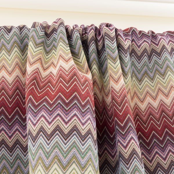 Acquista il Tessuto Gobelin Multicolore ZigZag chevron rosso su Deco Italian Design. Perfetto per tende, cuscini e rivestimenti di alta qualità.
