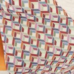 Tessuto gobelin fantasia cubi 3D multicolore con sfondo beige - Tessuti moderni e colorati per arredamento Deco Italian Design