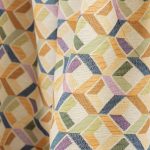 Acquista il tessuto Gobelin con fantasia cubi tridimensionali giallo, verde oliva e blu su fondo beige (280x270 cm) su Deco Italian Design. Design geometrico e alta qualità.