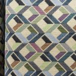 Acquista il tessuto Gobelin fantasia cubi tridimensionali blu, verde salvia e grigio antracite su fondo beige (280x270 cm) su Deco Italian Design. Design moderno e qualità premium.